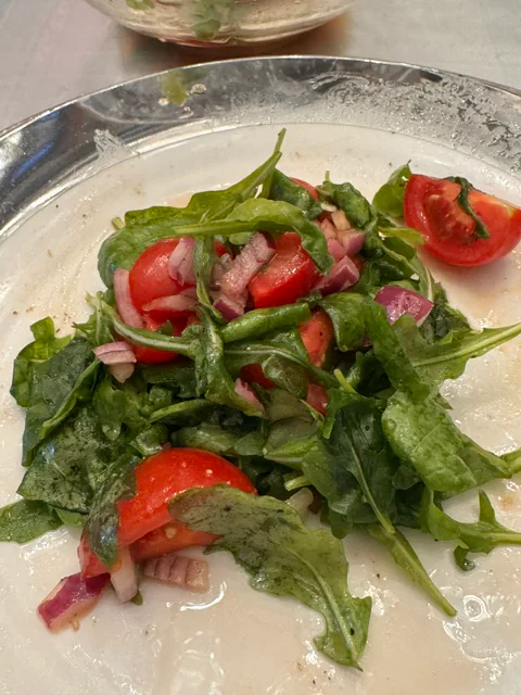 Blattsalat mit Tomaten und roten Zwiebeln