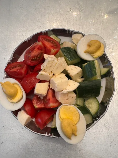 Eier, Tomaten, Gurke und weißer Käse