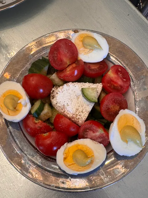 Eier, Tomaten, Gurke und ein weißes Milchprodukt