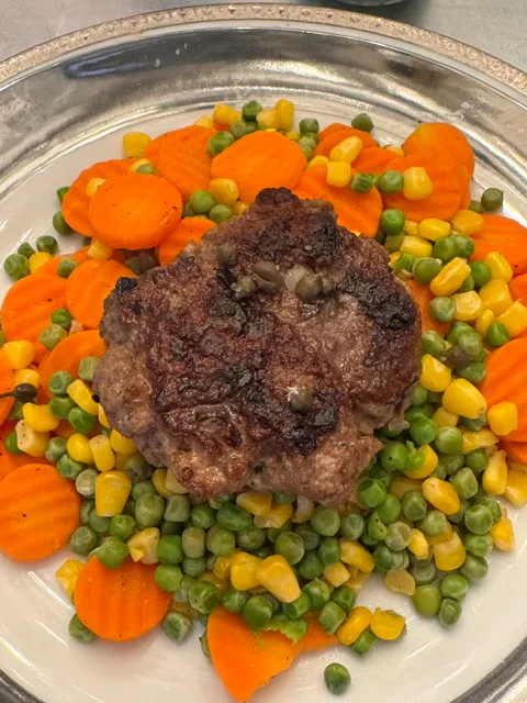 Fleischpatty mit Erbsen, Mais und Karotten