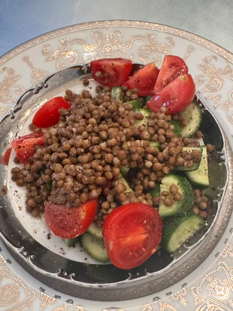 Linsen mit Tomaten und Gurke
