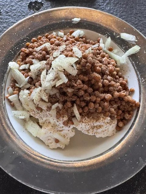 Linsen und Zwiebeln auf einer weißen Grundlage